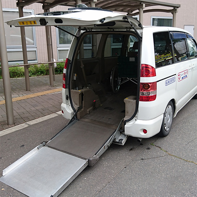 中型車(TOYOTA ノア)